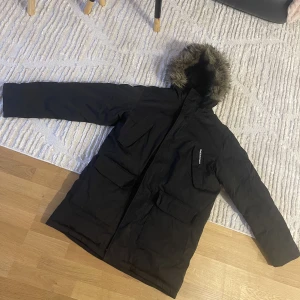 Vinterjacka  - Vinterjacka i herrmodell i väldigt fint skick. 