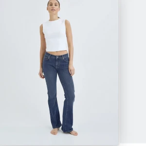 Low weisted jeans - Hej säljer 2 par jeans ifrån Bikbok i dom färgerna på bilderna. Säljer de eftersom de inte längre kommer till använding. (200kr st) kom privat för fler bilder😊