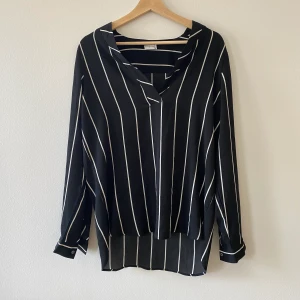 Svartvit randig tunika - En fin tunika från märket Jacqueline de YONG i storlek 38.  I fint skick!