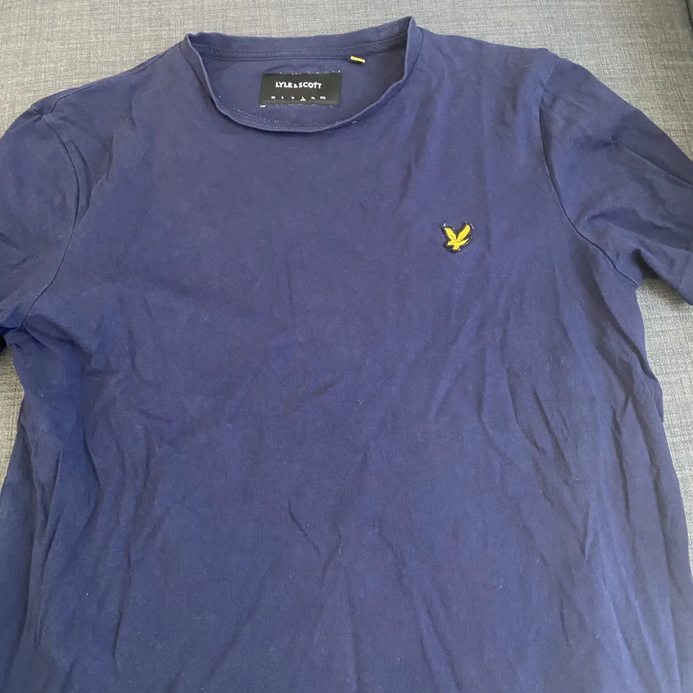 Mörkblå lyle & scott t-shirt.  Storlek L. Står för tvätt och strykning innan leverans.. T-shirts.