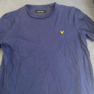 Lyle & scott t-shirt - Mörkblå lyle & scott t-shirt.  Storlek L. Står för tvätt och strykning innan leverans.