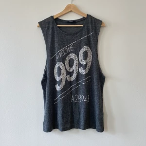 Grått linne - Ett fint grått linne från Sisters Point i storlek L. En aning nopprig, se bilder. Annars i fint skick. För fler bilder eller mått kontakta mig!