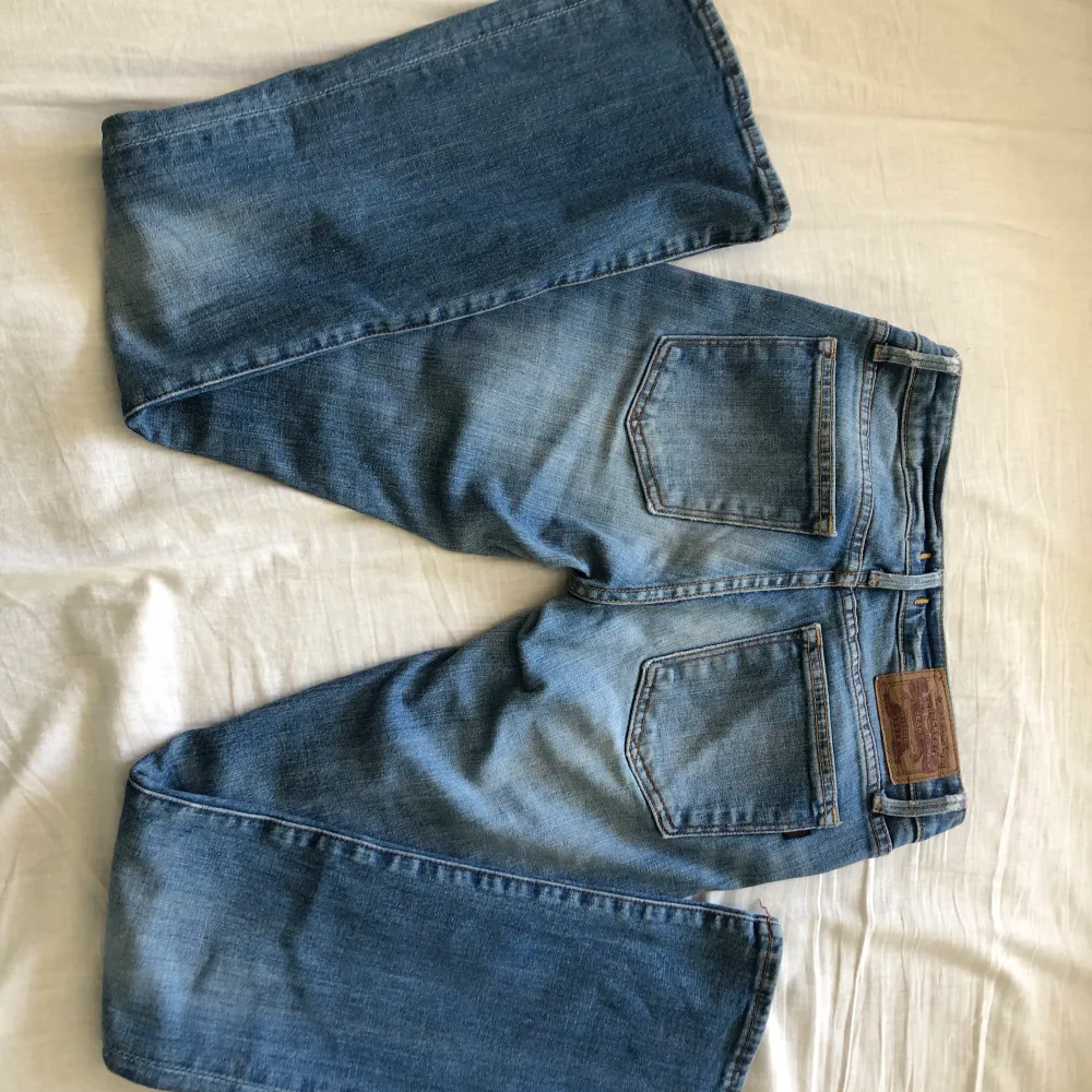 Säljer dess asscoola low waist jeansen, för att dem tyvär är för små på mig som är 170cm. (Innerbenslängd 77cm) (midja 73cm) köpta secondhand men inga defekter. Skriv privat för mer frågor.💗. Jeans & Byxor.