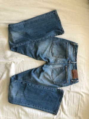 Asscoola 2000s jeans💋 - Säljer dess asscoola low waist jeansen, för att dem tyvär är för små på mig som är 170cm. (Innerbenslängd 77cm) (midja 73cm) köpta secondhand men inga defekter. Skriv privat för mer frågor.💗