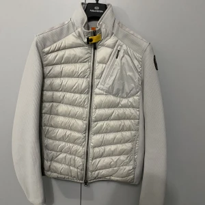 Parajumper cardigan  - Intressekoll på min Parajumper cardigan. Köpt för ungefär ett halvår sedan från pj egna hemsida. Bevis, tag och allt finns. Storlek M i ljus Grå. Köpt för närmare 4000kr.