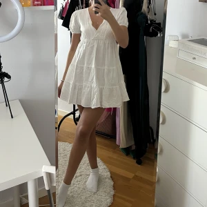 Vit klänning - Studentklänning - Vit klänning, aldrig använd utan endast provat☁️