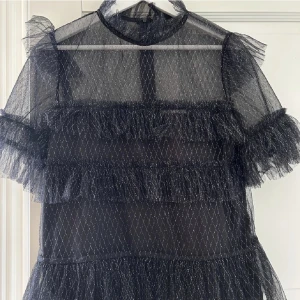 By Malina blus - Säljer denna så så så snygga blusen från by malina då den tyvärr inte passade mig!! Super fin verkligen nu till sommar/fest💞💞