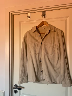 Overshirt - Assnygg Overshirt från arket. En favorit som jag vuxit ur. Hör gärna av er, pris kan diskuteras. Nypris: 999kr.