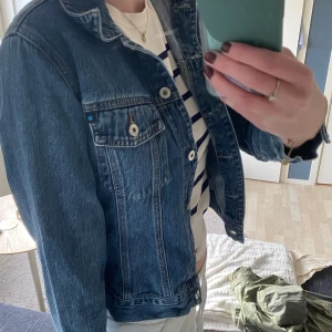 Jeansjacka - Säljer denna fina jeansjacka då den tyvärr inte passar mig. Den är i mycket bra skick, str 40 men skulle snarare säga 38/36. Först till kvarn!🫶🏻