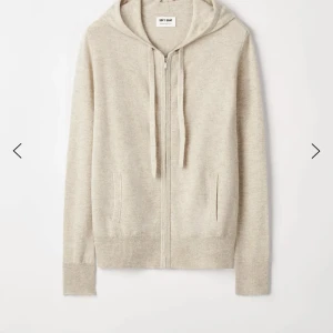 Soft goat tröja  - Softgoat stickad kashmir tröja med zip. Ny skick! Köptes för 2500kr.  Färgen sand. Tar inte bud lägre än 1750kr. Kan tänka mig att byta mot annan färg. KÖP INTE GENOM KÖP NU 