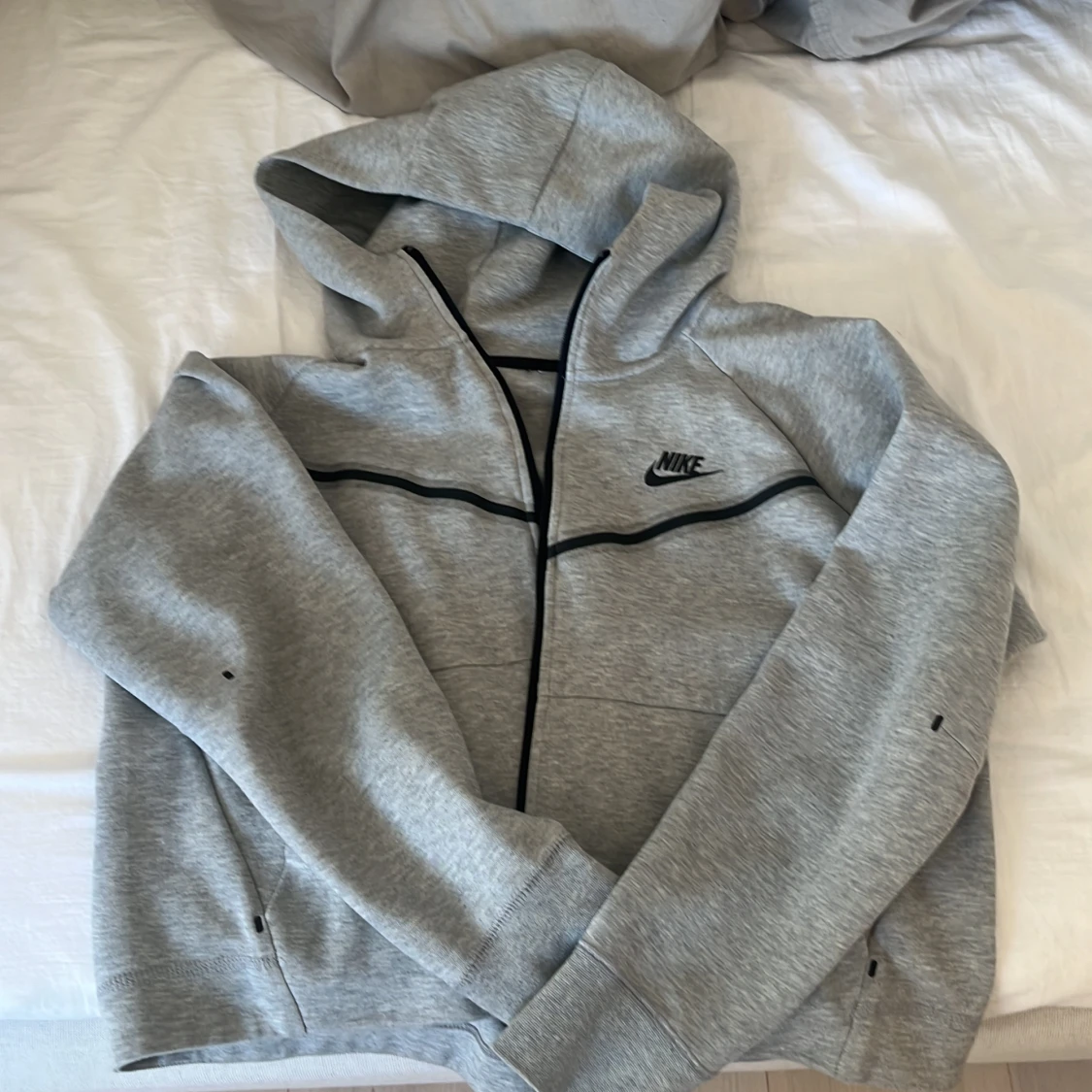 Säljer grå Nike tech 