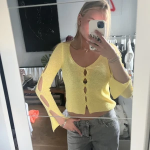 Gul tunt stickad tröja med detaljer - Så söt tunt stickad tröja med så söta detaljer! Aldrig använd (kom utan prislappar)