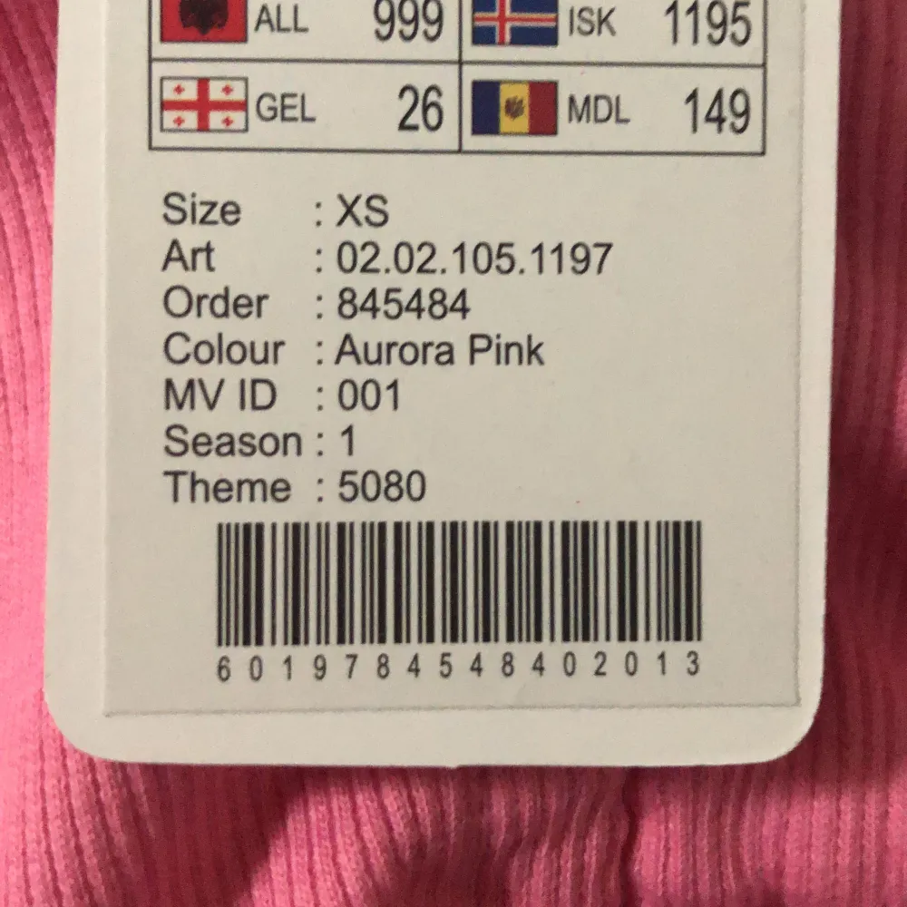 Säljer en rosa tröja som jag köpte förra året har aldrig använt tröjan jättefin nu till sommaren💕🏝️. Toppar.