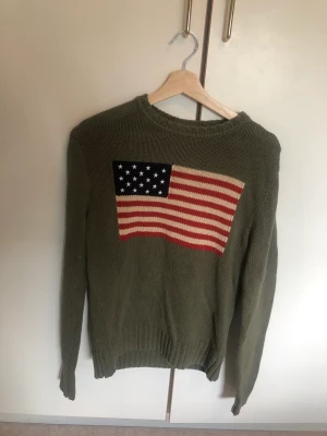 Ralph lauren tröja - Säljer en ralph lauren liknande tröja i ok skick i färgen grön. Säljes då den inte är min stil så får ingen användning av den. Storlek xs och är från märket crocker. 