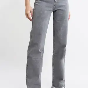 Gråa högmidjade jeans från madlady, säljer då jag inte längre använder dem!