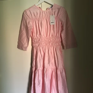 Rosa långklänning - Säljer denna superfina klänningen! helt oanvänd har t.om lappen kvar. 