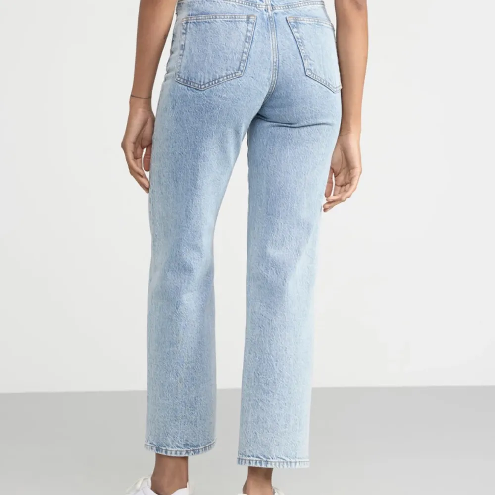 Ljusa fina jeans! På mig som är 160 sitter de som baggy jeans och går ner ändå till golvet. Säljer då jag inte längre använder dem!. Jeans & Byxor.