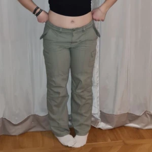 Gröna cargopants  - Lågmidjade cargopants, endast använda fåtal gånger, bakfickor/sidofickor/framfickor, bra i längden för mig som är 168cm, bra skick, nypris 399kr