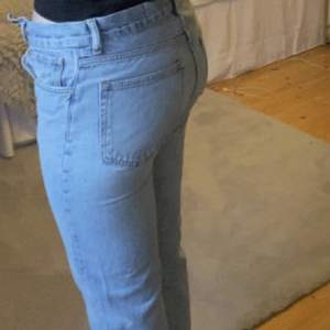 Säljer ett par weekday jeans då de är för små på mig som brukar ha storlek 28 i midjan. Jag är 178 cm och de är i bra skick!🫶🏻