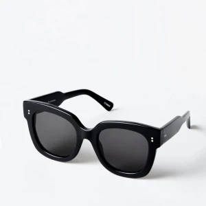 Chimi modell 08 - Säljer mina nya chimis, har enbart använt dem 3 gånger så nästintill helt ny. Fodral medföljer💞 nypris 1250kr (bilderna är tagen i en kall bil så därav ser glasögonen fettiga ut) 