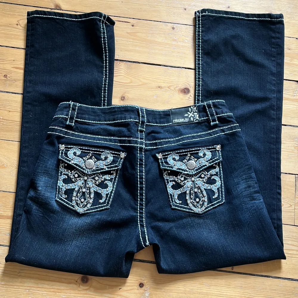 Säljer dessa ascoola blå/svarta lågmidjade bootcut jeans då de inte kommer till användning längre. Pris kan diskuteras🥰. Jeans & Byxor.