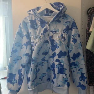 Nemed collective hoodie  - Använd en gång. Fin tröja med huva och dragkedja och fickor. Nypris är 1100.