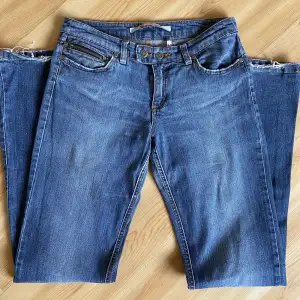 Blåa vintage lågmidjade jeans (storlek 38 och L34) midjemått ca 80cm & innerbensmått ca 84cm 