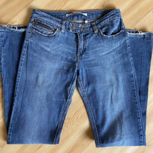 Vintage lågmidjade Jeans  - Blåa vintage lågmidjade jeans (storlek 38 och L34) midjemått ca 80cm & innerbensmått ca 84cm 