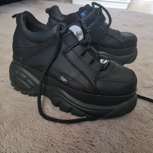 Buffalo London skor - Buffalo london skor. Köpta för 1 år sen. Jättefint skick. Endast använda 1-2 gånger. Köpta för ca 1300 kr 🖤