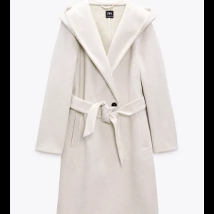 Zara kappa - En vit lång zara kappa i färgen vit/beige. Den är i storlek xs men funkar för de som har s också. Säljer den för 300kr plus frakt