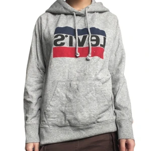 Levi’s hoodie - Relativt oanvänd och i toppskick med originalförpackning kvar. Inköpspris 819kr.