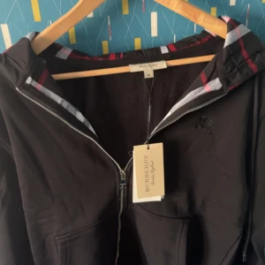 Burberry hoodie - Säljer nu min burberry hoodie med tags och påse, sänka pris vidd snabb affär