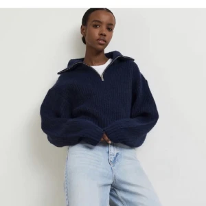 Tröja från Gina Tricot  - Mysig stickad tröja i storlek M från Gina Tricot.💙 Sparsamt använd då den är för stor för mig.  Köparen står för frakten