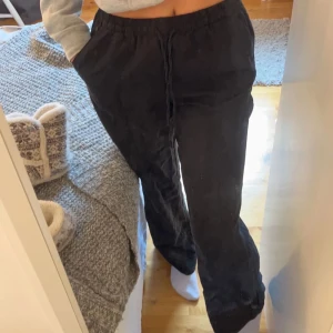 svarta linnebyxor från zara - svarta linnebyxor från zara, säljer då de är för korta för mig, storlek xs, köpta för 450 kr, lånad bild, knappt använda 