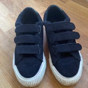 Skor Even&Odd - Säljer nu mina skor som jag inte riktigt tyckte var i min stil! Har inte använt dom så mycket Max 5-10 gånger, inga skador eller något på dom!  Jag har själv 38 i skor men dessa passar på mig utmärkt!Tvättas såklart innan de skickas!💞