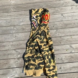 Bape Hoodie - A bathing ape hoodie från hypestein, mer bilder kan fås vid DM!!! ( Den är XL men det är japanska storlekar, så sitter som en L kanske en stor M.)