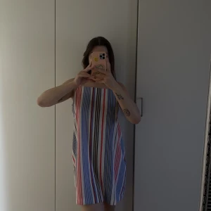 Randig klänning - Klänning från Monki! Jätteskönt material och bra kvalité.   Boxig passform 