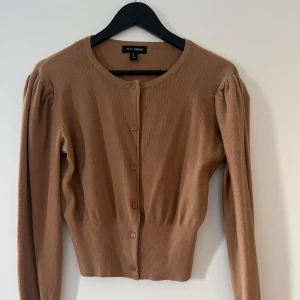 Fin beige elegant tröja - Säljer pga garderobrensning. Nyskick. Skön material. Passar M & L storlek. Går fint ihop med klänningar och byxor. 