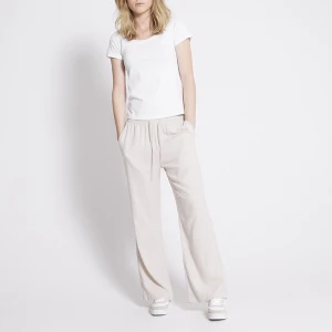 Linnebyxor  - Säljer mina Beige linnebyxor från lager 157🌸 Pga kommer aldrig till andvändning. Dem är lite korta för mig som är 175cm.  Men jättefina och bra material. Skriv om ni är intresserade 💖