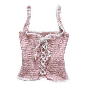 Babydoll topp - hemma virkad babyrosa lace up korsett topp, vil passe en storlek xs-s. med bow og hjertecharm detaljer 🎀🎀 designet og laget av meg. frakt 80kr fra norge (uten sporing)