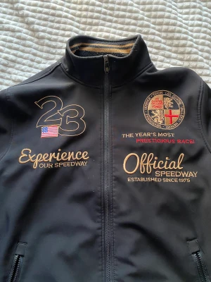 Vintage zip up - Stått i garderoben ett tag och är i fint skick i storlek M men passar även L 