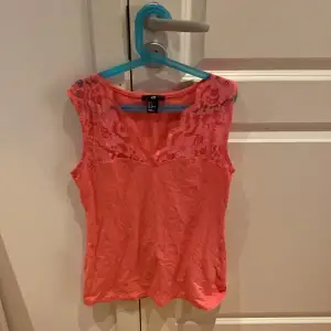 Fint rosa linne som jag säljer då den inte kommer till användning! Bra skick använd 1 gång kanske! (Skrynklig på bilden)