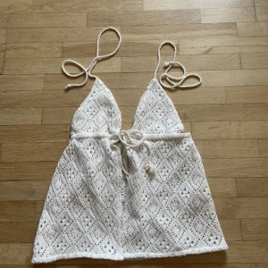 Vit stickad topp - En jättesöt stickad topp som passar perfekt till varma sommardagar. Köpt från pull & bear, men tyvärr aldrig blivit använt! 💕