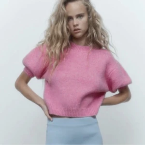 Rosa tjocktröja  - Säljer min rosa kortarmade tjocktröja ifrån zara. Tröjan är använd några fåtal gånger men ser som ny ut. Pris kan diskuteras, kontakta gärna mig för fler bilder vid intresse.