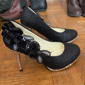 Helt nya klackskor - Nya och oanvända klackskor kvar i lådan. Svarta och glittriga i storlek 38