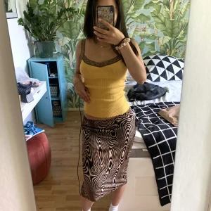 Kjol med mönster - En såå cool kjol med mönster från Marc aurel. Har två lager av tyg och sitter så snyggt på. Passar någon med xs/s då den har stretch. 💓