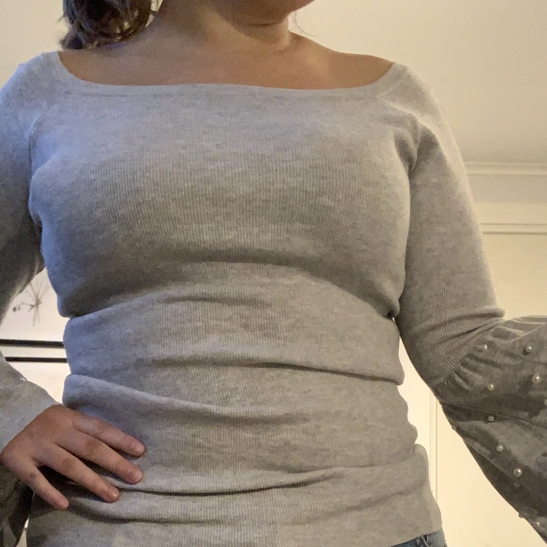 Grå tröja med pärlärmar