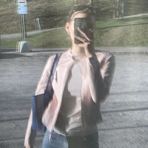 Rosa skinnjacka - Trendig ljusrosa skinnjacka från Mango 💗 Superfin till en enkel vit klänning elr ett par lårgmidjade jeans😍😍