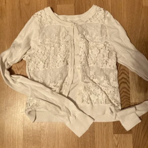 abercrombie and fitch kofta - Fin abercrombie and fitch som jag tror endast användts någon enstaka gång! Framsidan består av spets endast så din tröja under kan synas också!✨