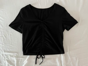 Svart topp - En svart t-shirt topp. Aldrig använts utan endast provats. Inga defekter. Skriv om ni har frågor🖤priset går att diskutera 